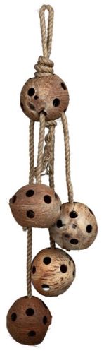 Závěsná hračka kokosové ořechy děrované na provazu 80 cm